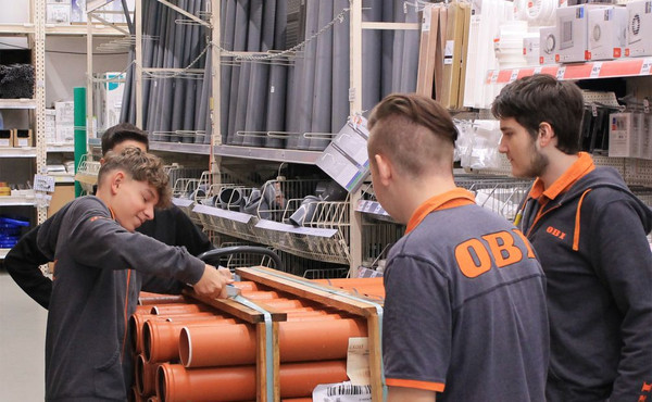 drei Lehrlinge bei der Arbeit