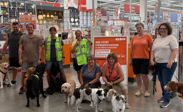 Gruppe von Personen mit Hunden Pettrailer