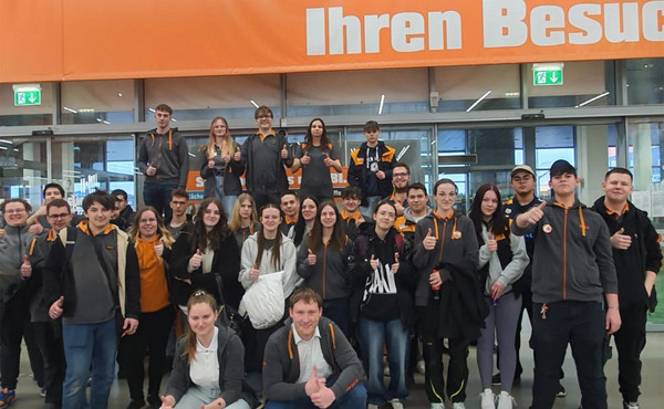 Gruppenfoto von Lehrlingen Gruppenfoto von Lehrlingen