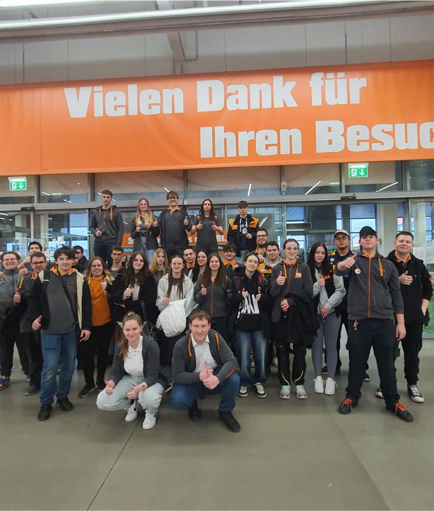 Gruppenfoto von Lehrlingen Gruppenfoto von Lehrlingen